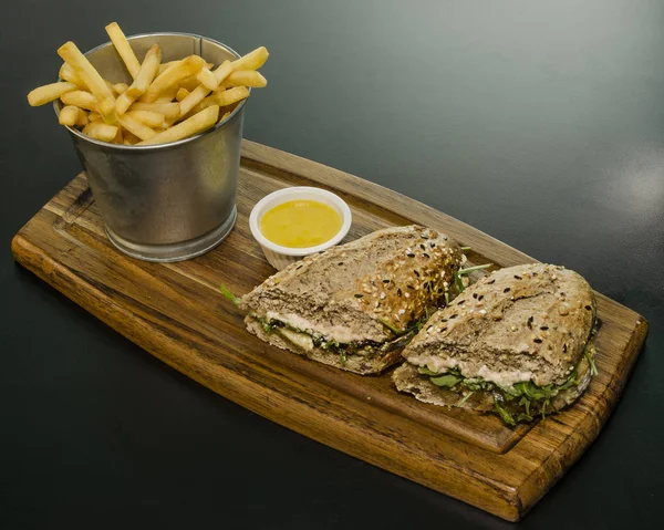 Sandviç Dana eti küp patates ve soslar ana tahta üzerinde