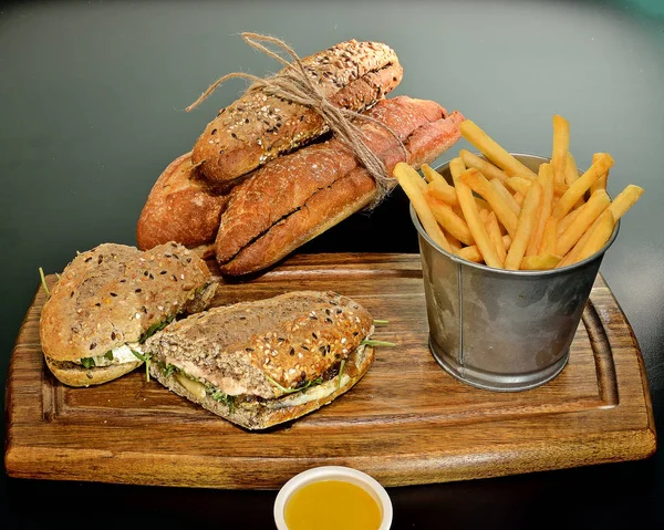 Biftek sandviç marul ve eritilmiş peynir