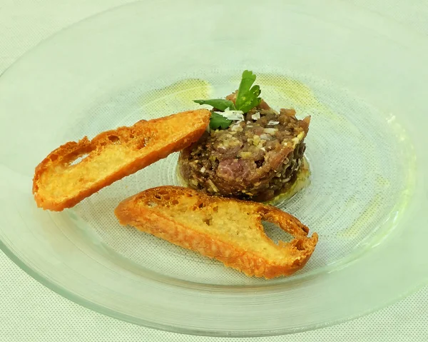 Tuna tartare ile kızarmış ekmek Domates ve zeytinyağı içinde banyo