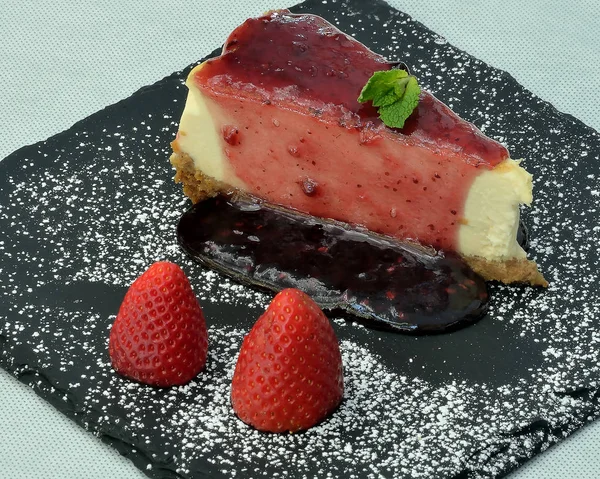 Sicilya stil tatlı, peynirli kek çilek ile