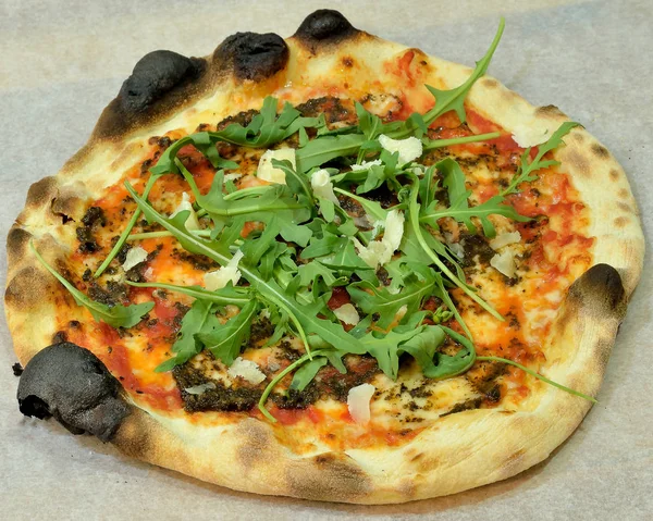 Kiraz domates, domalan, kanunları ve mozzarella peyniri ile truffled pizza