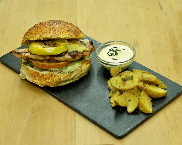 Tavuk burger köyü ekmek ve patates kızartması ile