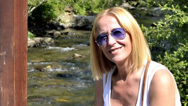 Onun yürüyüş mesafesinde dinlenme nehrin dibinde oturan Andorra modeli