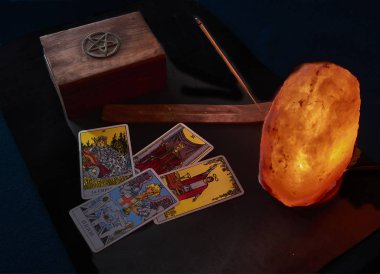 Tahta kutu tarot tütsüsü ve tuz lambası mektupları.