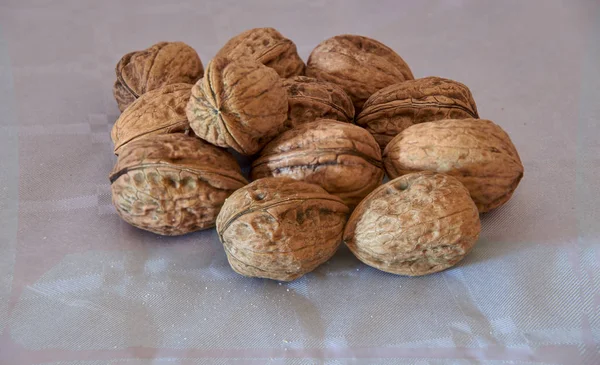 Sólo Una Docena Nueces Sobre Mesa — Foto de Stock