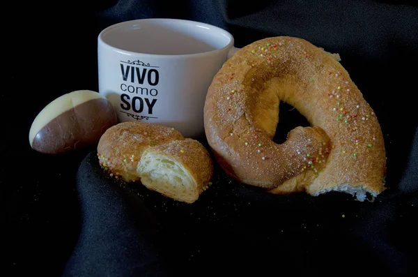 Mona de pascua çikolata yumurta ve kase yaşıyor benim kadar