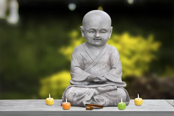 Offering to Buddha boy — Stock Photo, Image