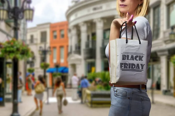 Üstünde siyah Cuma alışveriş