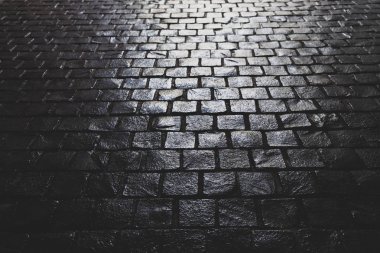 Arka plan olarak kullanılan siyah tuğla zemin.