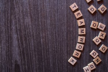 Tahta blokların toplanmasıyla ilgili işler.