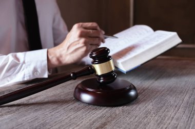 Mahkemede Tabel davasında çalışan erkek avukat. Adalet süreci ve hukuk, avukat, mahkeme yargıcı, konsept.