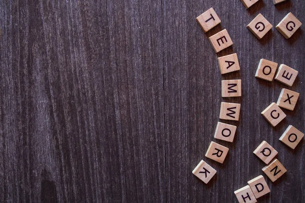 Tahta blokların toplanmasıyla ilgili işler.