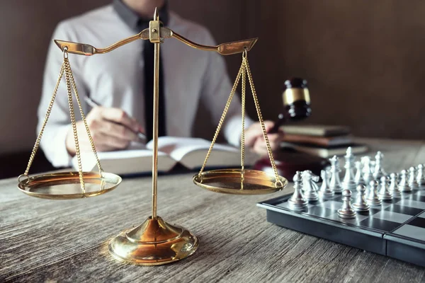 Mahkemede Tabel 'le ilgili dava kağıtlarıyla çalışan erkek avukat