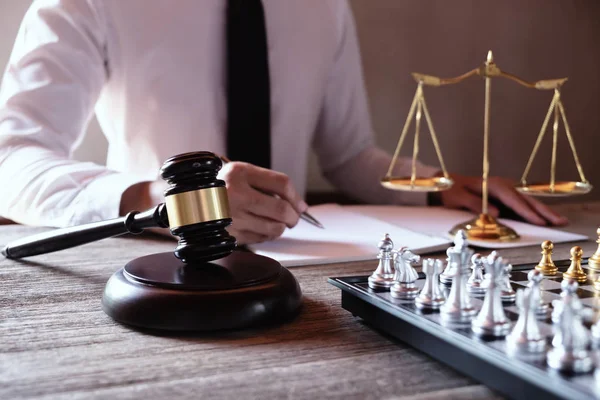 Male lawyer working with lawsuit papers on tabel in courtroom – stockfoto