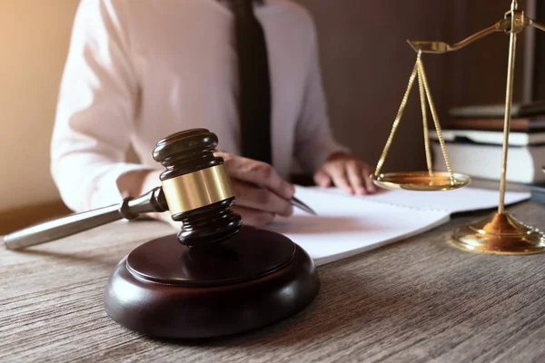 Mahkemede Tabel 'le ilgili dava kağıtlarıyla çalışan erkek avukat