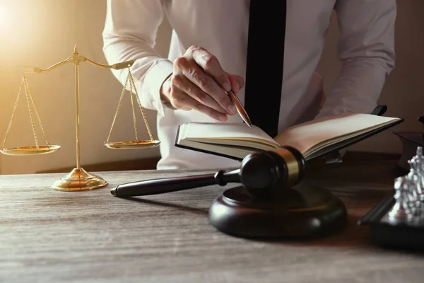 Mahkemede Tabel 'le ilgili dava kağıtlarıyla çalışan erkek avukat