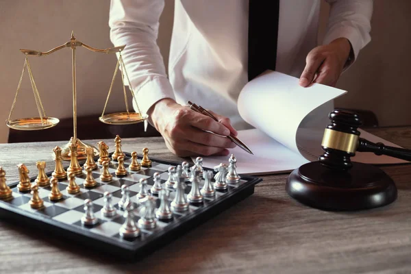 Mahkemede Tabel 'le ilgili dava kağıtlarıyla çalışan erkek avukat