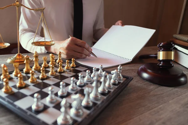 Abogado masculino que trabaja con papeles legales en tabel en la sala de los tribunales —  Fotos de Stock