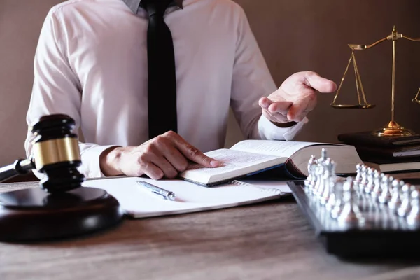 Man advocaat werkt met rechtszaak papieren op tafel in de rechtszaal — Stockfoto