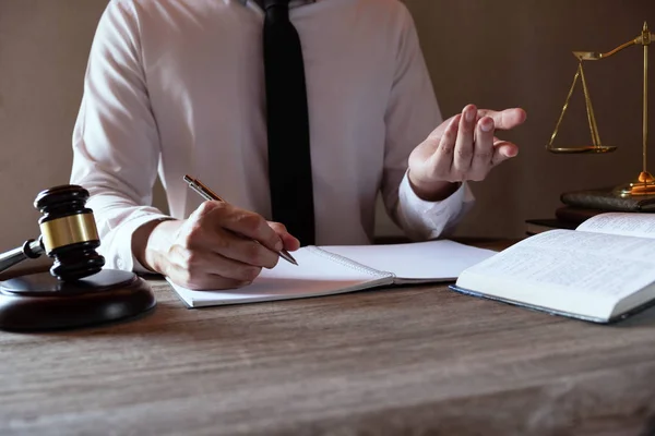 Male lawyer working with lawsuit papers on tabel in courtroom – stockfoto