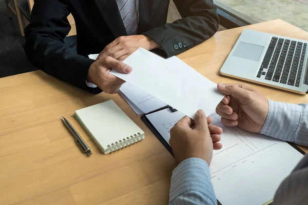 Patron, ofisteki masadaki astından bir istifa mektubu aldı. İstifa kavramı.