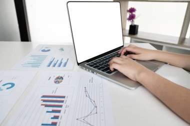 İşadamı, pazarlama stratejisini analiz etmek için bilgisayar defteri ile ofis odası, finans ve muhasebe konseptindeki satış performans grafiği üzerinde çalışıyor..