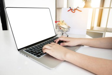 Kadınların eli internetten alışveriş yapmak için bilgisayar defteri kullanıyor..
