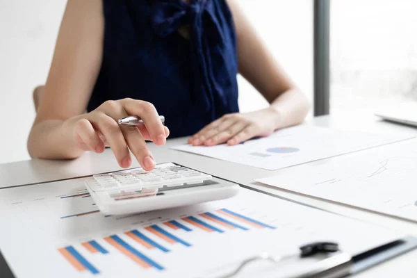 Donne Affari Calcolano Entrate Dal Grafico Nella Stanza Lavorano Casa — Foto Stock