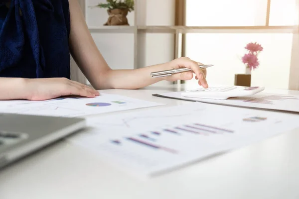 Donne Affari Calcolano Entrate Dal Grafico Nella Stanza Lavorano Casa — Foto Stock