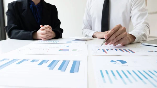 İki işadamı, ofis odasındaki satış performansı grafiği, finans ve muhasebe konseptinden pazarlama stratejisini tartışıyor ve analiz ediyor..