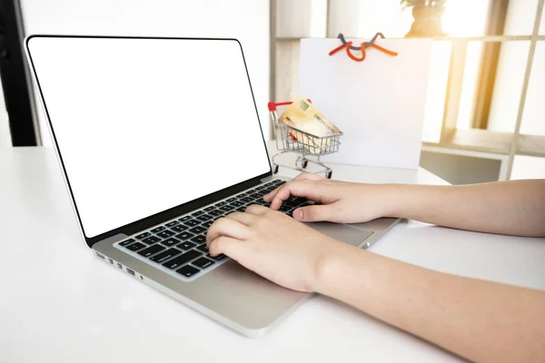 Kadınların eli internetten alışveriş yapmak için bilgisayar defteri kullanıyor..