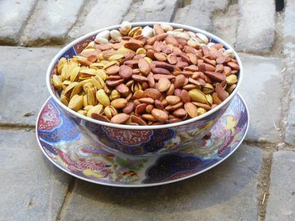 Karışık kuruyemiş, fıstıklı tohum ve tatlı badem içeren renkli kase