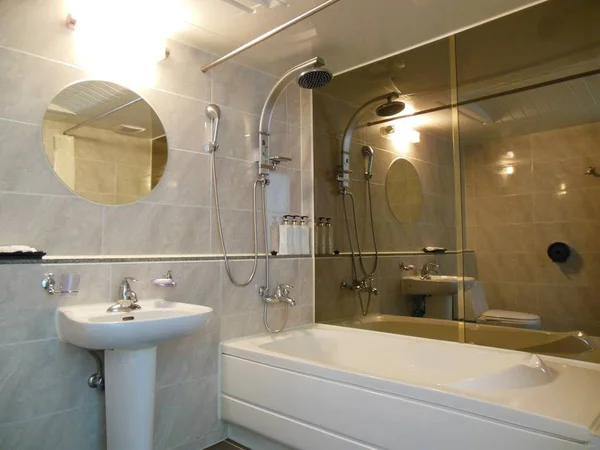 Lüks banyo fayans, aynalar, duş, beyaz küvet, lavabo (kimse mevcut)