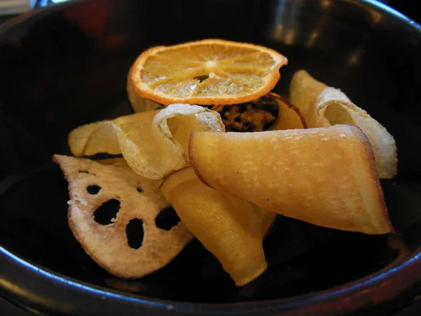 Güzel gurme tatlı yakın çekim: kompozisyon siyah plaka üzerinde çeşitli derin yağda kızartılmış turuncu tatlılar