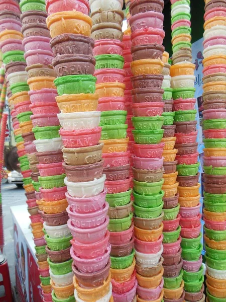 Birçok renkli boş dondurma koniler (kornet), satıcı arabası yığılmış ve hazır dondurma ile doldurulacak yığınları