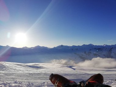 Fransız alps dağlarında kar bakarak güneşli kayak peyzaj rahatlatıcı bir kayakçı Kayak çizmeler