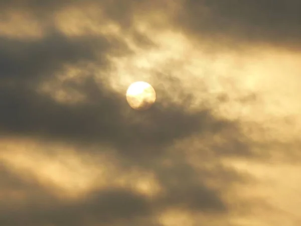 Sole Splendente Anche Nuvole Scure Come Sfondo Sereno — Foto Stock
