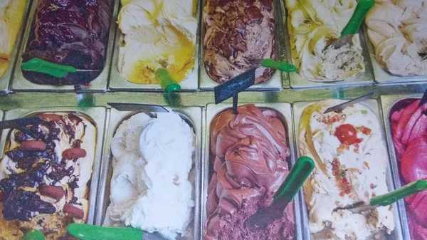 Zanaat Gelateria dükkanda çeşitli renkli dondurma tatlar ekran (Vintage bakmak)