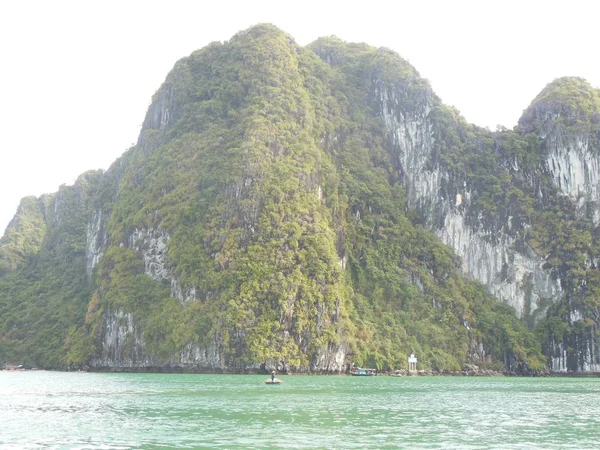 Halong Ba, kireçtaşı karst dağ ve küçük ticari tekne görünür mesafe, Kuzey Vietnam ünlü Unesco Dünya Mirası sit alanı