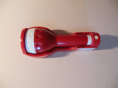 Otel odasının güvenlik amaçlı için duvara bağlı kırmızı acil el feneri