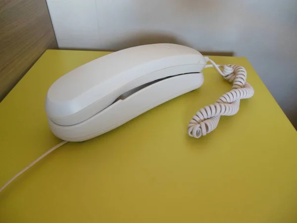Kordon Otel odasında sarı başucundaki ile modern beyaz telefon