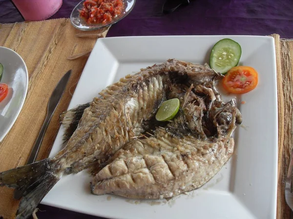 Hermoso Pescado Entero Recién Asado Restaurante Playa Bali Plato Blanco —  Fotos de Stock