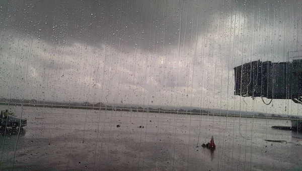 Dia Chuvoso Tropical Pesado Aeroporto Visto Trás Janela Com Veículo — Fotografia de Stock