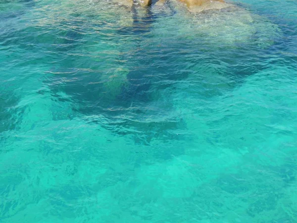 Temiz Akdeniz deniz kaya görünür ile şeffaf turkuaz su sualtı Sardunya beach civarındaki
