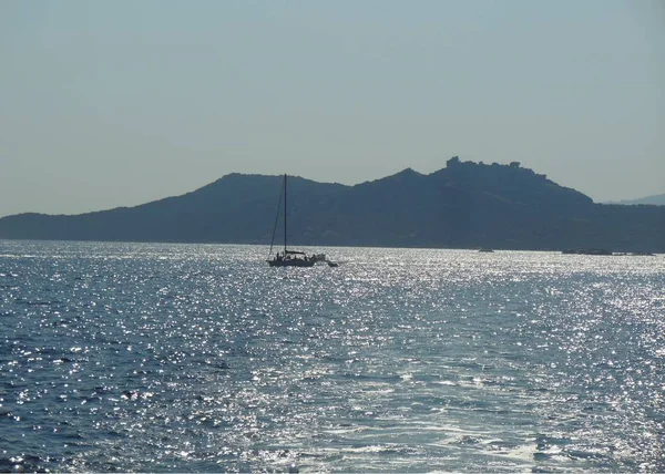 Piccola Barca Vela Lontananza Sul Tranquillo Mare Mediterraneo Nella Soleggiata — Foto Stock