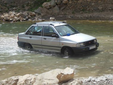 Nehirde sürüş eski araba