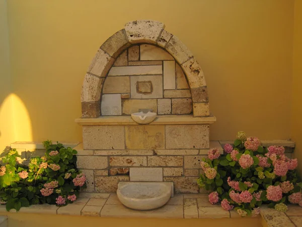 Klasik taş Akdeniz su havzası