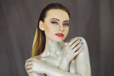 Yaratıcı glitter makyajla güzel kızla parıldıyor. Güzellik bir sanat yüzüdür. Stüdyoda çekilmiş fotoğrafı.