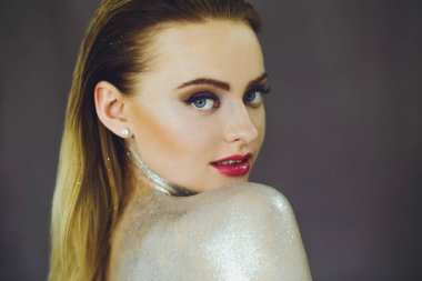 Yaratıcı glitter makyajla güzel kızla parıldıyor. Güzellik bir sanat yüzüdür. Stüdyoda çekilmiş fotoğrafı.