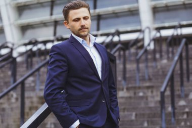 Bir takım elbiseli adam bir iş açık havada, bir iş adamı